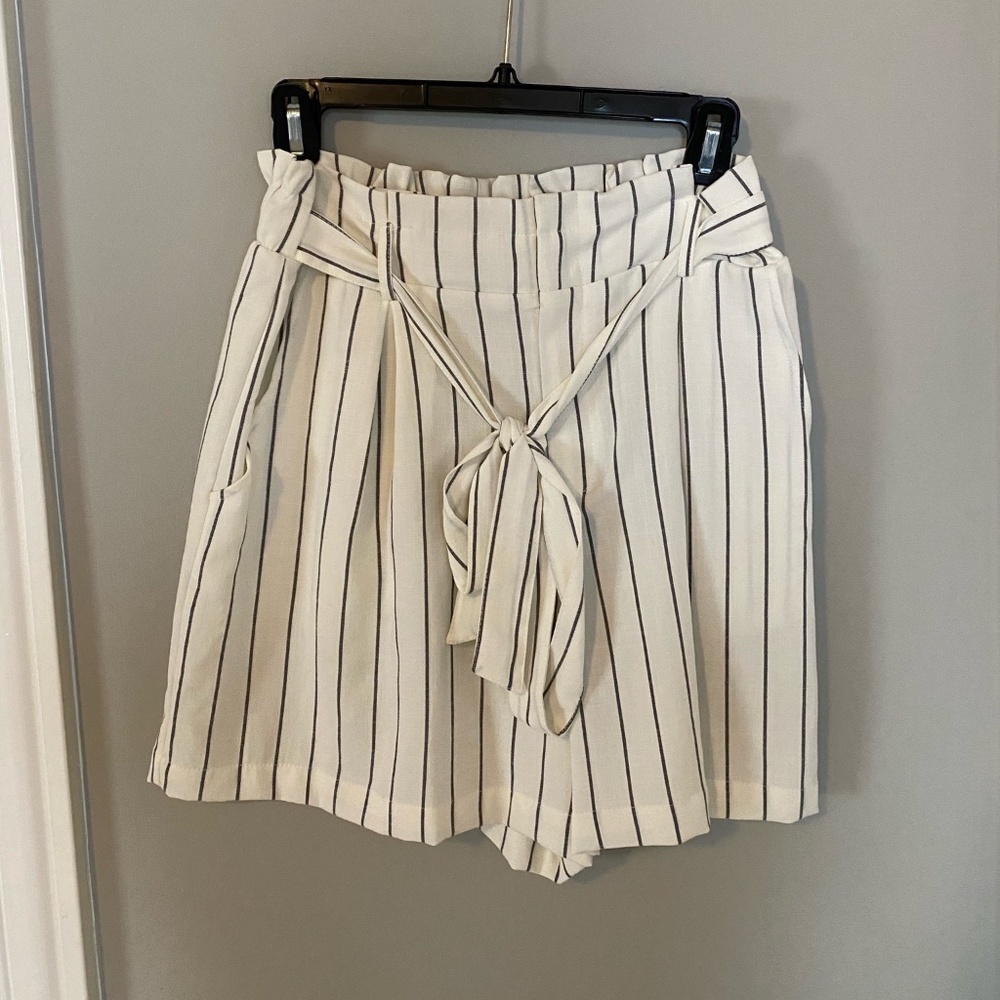NWT High-Waisted Striped Shorts, White, Size M